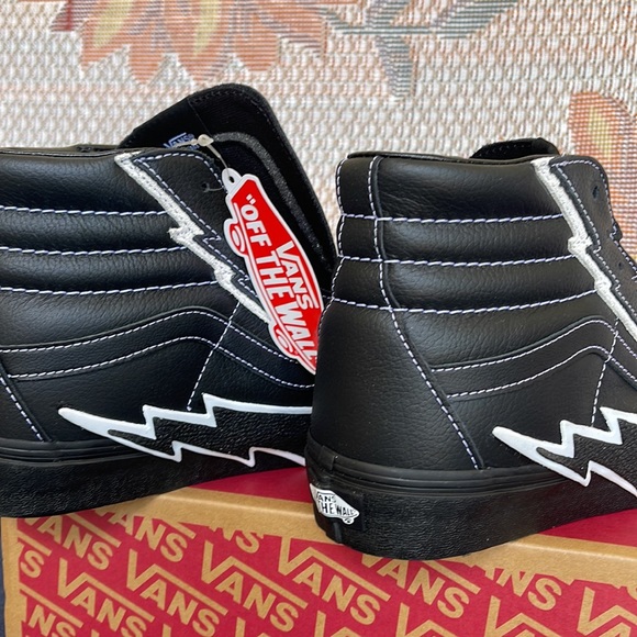 Vans WMNS Sk8-Hi Bolt Black/Black
VN0A5JIVBKA1
Sneakers - athletic shoes - Picture 15 of 16